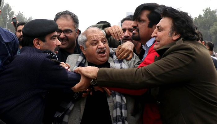 صحافی پیکا ایکٹ کے خلاف پارلیمنٹ ہائوس کے سامنے احتجاج کر رہے ہیں