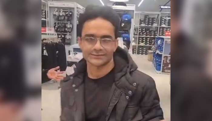 A screengrab showing anchorperson Shahzeb Khanzada being harassed by a man during shopping in a foreign country. — X@Wabbasi